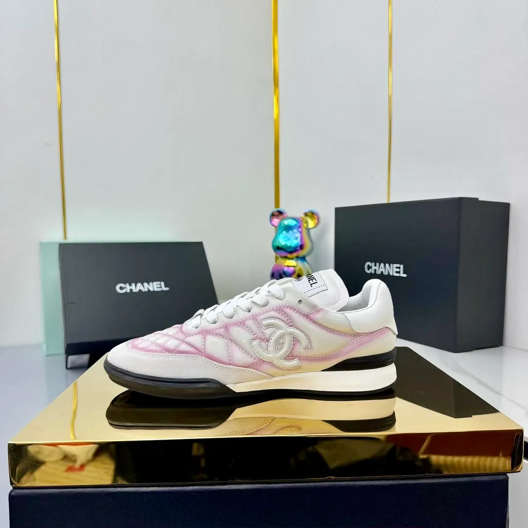 👟👟Ex-factory price 640👟👟 Top version Chanel Chanel - 2025 counter top casual sports shoes This sneaker is a classic design; the upper is electro-embroidered with a variety of techniques; the outsole is fashionable and sporty; it is unusual to incorporate a variety of color matching elements... The diversified mix and match is very beautiful and versatile, and can be used for leisure, fashion, sports and outdoor... ꫛꫀꪝ Go➫ Material: ❶The upper is made of: original cowhide ❷The inner lining is made of: original imported sheepskin ❸The outsole is based on: original TPU combination outsole Full set of boutique packaging for women 35–41 👉